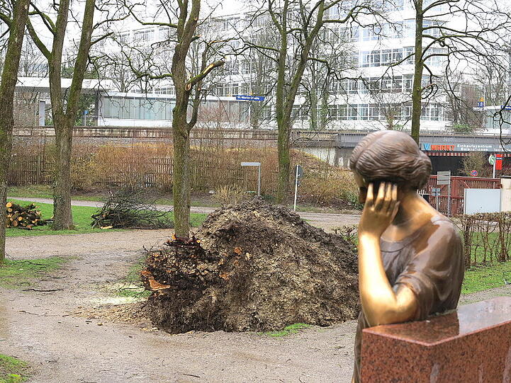 Die Geste der Skulptur passt zum Bild, das sich hier bietet.