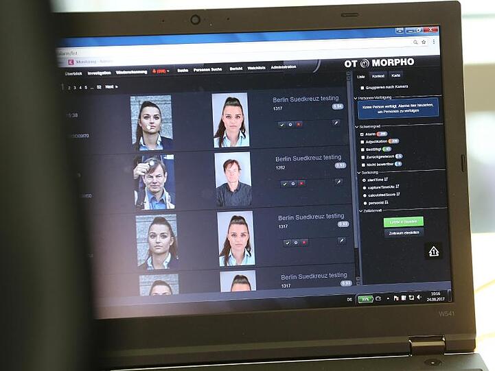 Auf einem Laptop wird die Software zum Pilotprojekt zur Gesichtserkennung, das am Bahnhof Südkreuz durchgeführt wird, vorgestellt.