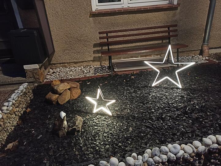 "Frei stehende LED-Sterne vor der Sitzbank Ihres Rauchergartens verleihen dem zugrundeliegenden Schiefergeröll einen weihnachtlichen Touch und erleichtern das gezielte Abaschen", ist Soltaus Tipp hierzu.