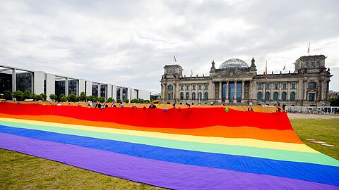 In vielen Ländern wird für die LGBTQI+ Rechte demonstriert - doch es gibt auch Gegenwind. (Archivbild)