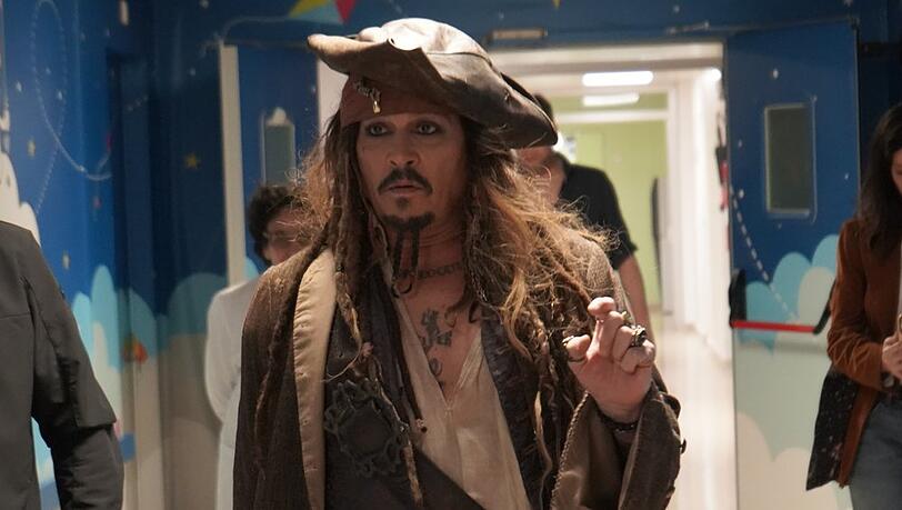 Johnny Depp als Captain Jack Sparrow auf der Kinderstation in San Sebastian.