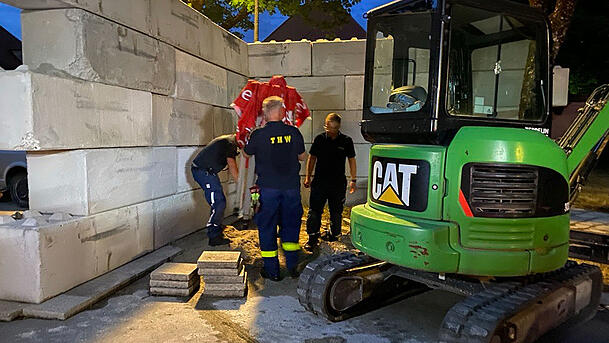 An der Fundstelle der Bombe laufen bereits die Aufräumarbeiten. Der grüne Bagger ist auf die Weltkriegsbombe gestoßen.