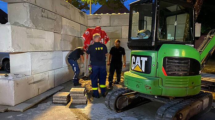 An der Fundstelle der Bombe laufen bereits die Aufräumarbeiten. Der grüne Bagger ist auf die Weltkriegsbombe gestoßen.