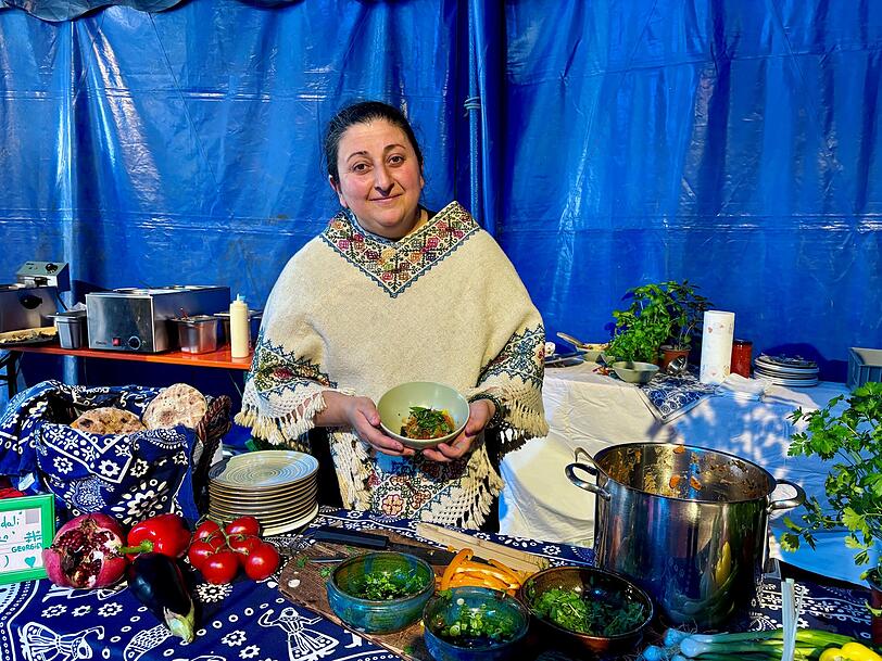 Keso Eradze verkauft auf dem Tollwood georgische Spezialit&auml;ten &ndash; heuer etwa &bdquo;Ajapsandali&ldquo; &ndash; eine Gem&uuml;se-Bowl.