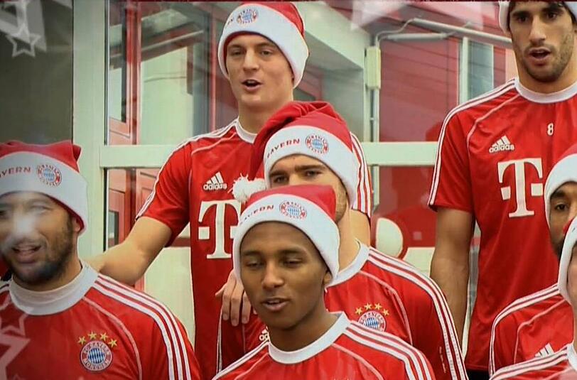 Konzentrierte Sänger: Pizarro, Kroos, Green, Kirchhoff, Martínez, Dante, Ribéry (v.l.).