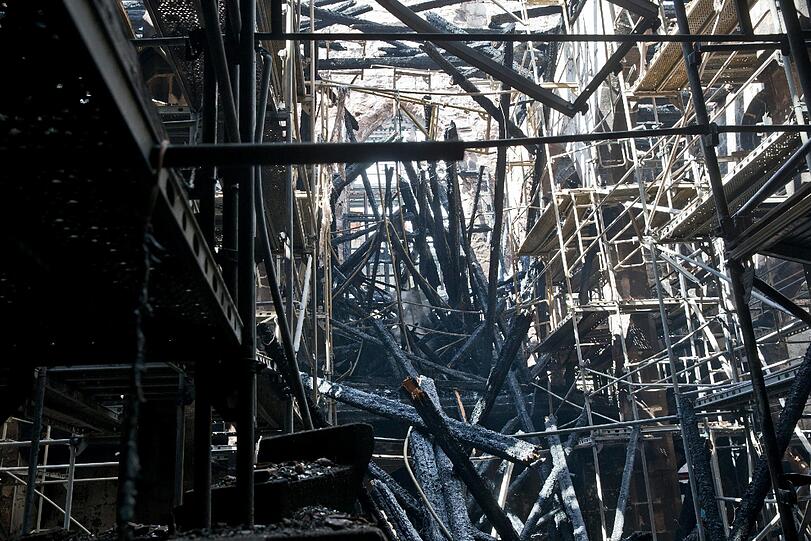 Ein Feuer hat in der Altstadt in Nürnberg gewütet und den Dachstuhl der Kirche St. Martha völlig zerstört. Die Bilder vom Feuer, von den Löscharbeiten und wie das Gebäude jetzt aussieht.