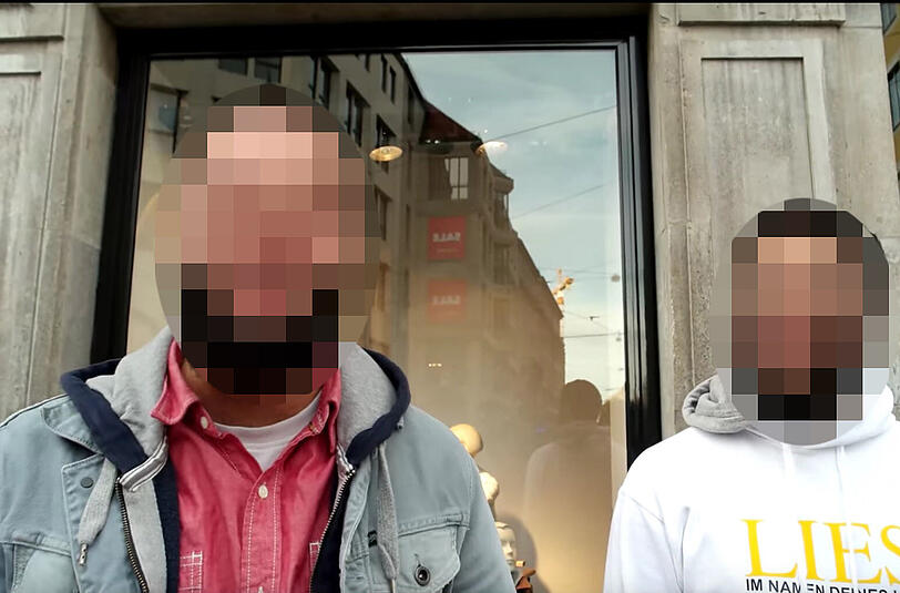 Daniel M. (links) als Koranverteiler der umstrittenen &bdquo;Lies!&ldquo;-Kampagne in der Münchner Innenstadt, wohl im Februar 2016.
