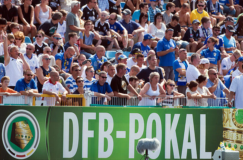 Fans verfolgen das Pokal-Spiel zwischen dem FC Carl Zeiss Jena und dem Hamburger SV im Vorjahr. Ggen den FC Bayern an diesem Freitag hätten gut und gerne 100.000 Tickets abgesetzt werden können.