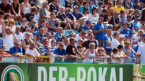 Fans verfolgen das Pokal-Spiel zwischen dem FC Carl Zeiss Jena und dem Hamburger SV im Vorjahr. Ggen den FC Bayern an diesem Freitag hätten gut und gerne 100.000 Tickets abgesetzt werden können.