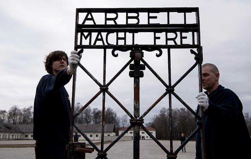 Die Bilder von der Rückkehr des KZ-Tors in Dachau.