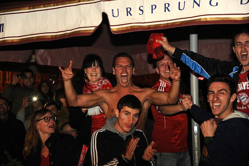 So ausgelassen feiern die Fans auf der Leopoldstraße den Bayern-Sieg. Die Bilder