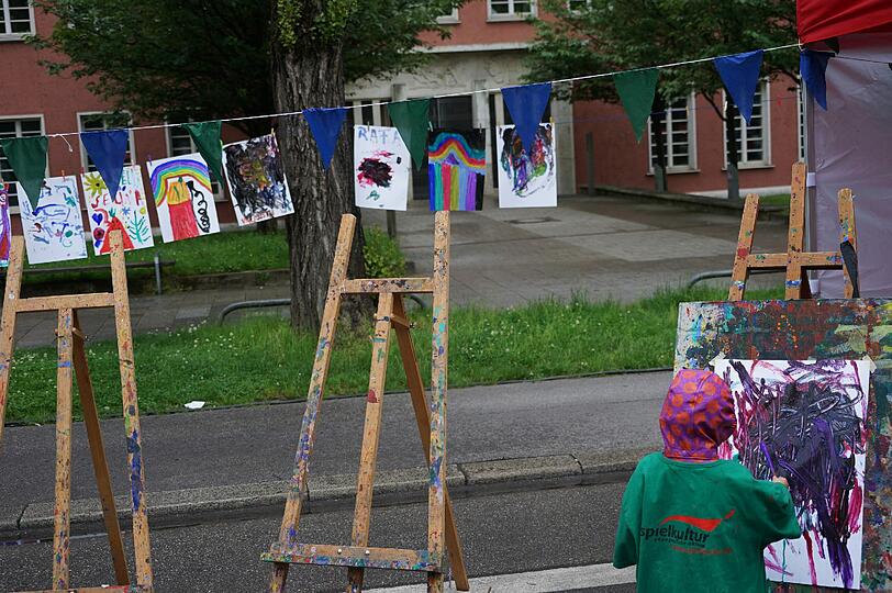 Dem Regen zum Trotz: Unter dem Motto &bdquo;Miteinander Füreinander&ldquo; genossen die Münchner am Samstag Musik, Theater, Literatur, Tanz und Diskussionen auf der Feiermeile.