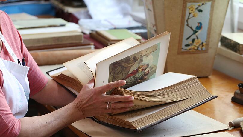 Andrea Fellinger mit einer alten, unrestaurierten Bibel. Andrea Fellinger mit einer alten, unrestaurierten Bibel.