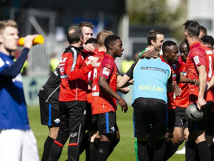 Die Paderborner Spieler feiern den 2:1-Sieg in Kiel. Frank Molter/dpa