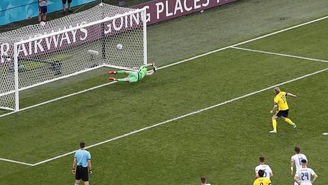 Emil Forsberg (oben, r) trifft per Strafstoß zur schwedischen Führung.