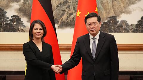 Shakehands in Peking: Außenministerin Annalena Baerbock und ihr chinesischer Amtskollege Qin Gang.