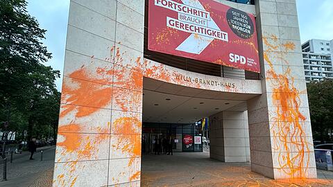 Klimaaktivisten haben die SPD-Zentrale in Berlin mit Farbe beschmiert.