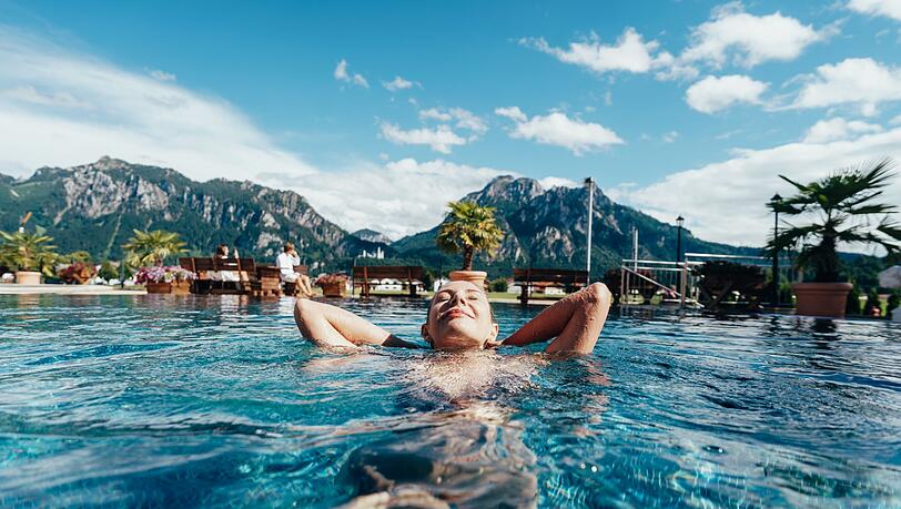 Eintauchen vor majestätischer Kulisse in der Kristall-Therme Schwangau.