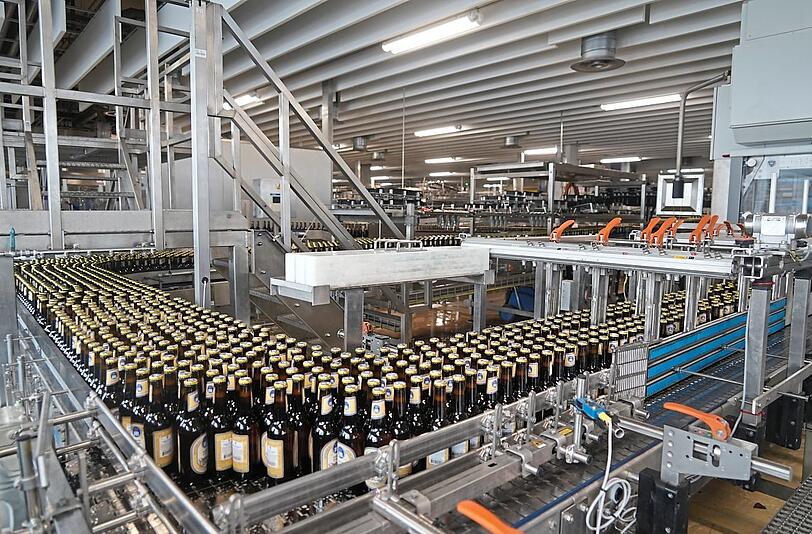 Flaschen über Flaschen: So schaut's in der Abfüllerei bei Hofbräu aus. Flaschen über Flaschen: So schaut's in der Abfüllerei bei Hofbräu aus.