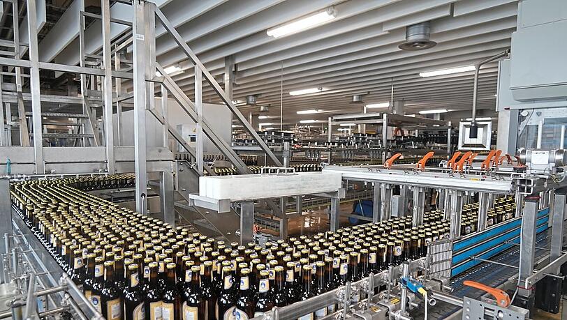 Flaschen über Flaschen: So schaut's in der Abfüllerei bei Hofbräu aus. Flaschen über Flaschen: So schaut's in der Abfüllerei bei Hofbräu aus.