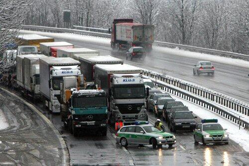 Das Wetter macht den Autofahrern zu schaffen (Archivbild)
