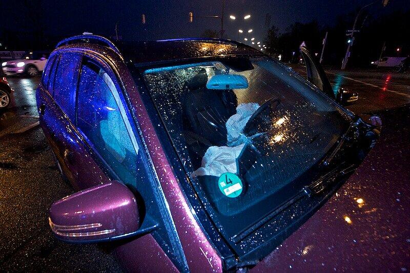 Am Freitag Abend hat sich ein Unfall auf der Kreuzung zwischen der Boschetsrieder und der Höglwörtherstraße zugetragen. Ein Auto ist möglicherweise bei "Spätgelb" über die Kreuzung gefahren, woraufhin ein Abbieger frontal mit dem Auto zusammenstieß.