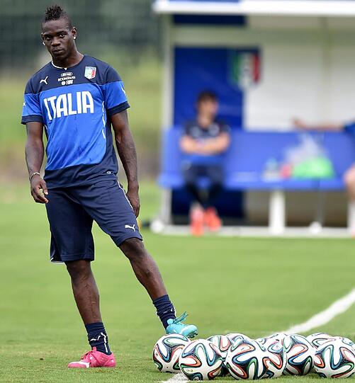 Die Stilikonen: Weibliche WM-Fans müssen jetzt ganz stark sein: Italiens Mario Balotelli, der mit den Muckis (EM-Halbfinale...), hat sich verlobt. &bdquo;Sie sagte Ja! Das wichtigste Ja in meinem Leben&ldquo;, schrieb der 23-Jährige über die Zusage seiner Fanny Neguesha. Ob mit Ehe-Vorversprechen oder ohne: Der extravagante Stürmer des AC Milan mit den Brilli-Ohrringen gehört wieder zu den Hinguckern dieser WM.