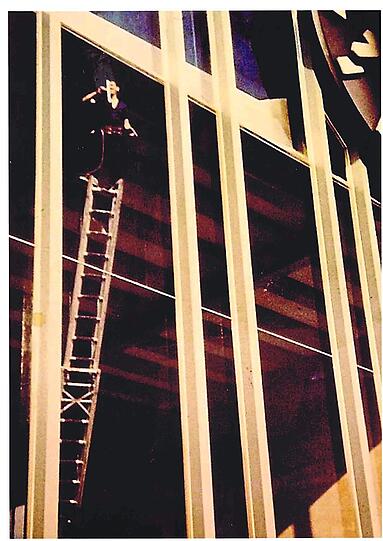 1979: Laschinger in etwa 15 Metern Höhe auf einer drehbaren Holzleiter. Rechts oben: die Bahnhofsuhr.