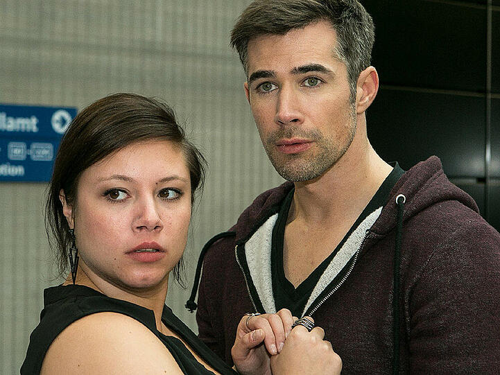 "Alles was zählt": Vanessa steht mit Nick am Flughafen, doch Christoph hat dort mit Blumen auf sie gewartet
