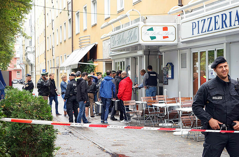 Die Polizei hat in Schwabing eine Frau mit Messer im Kopf aufgefunden. Die Bilder vom Tatort.