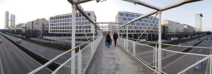 Nein, die Straße beschreibt hier keine Kurve, sondern das Bild ist mit einem Weitwinkel aufgenommen worden.