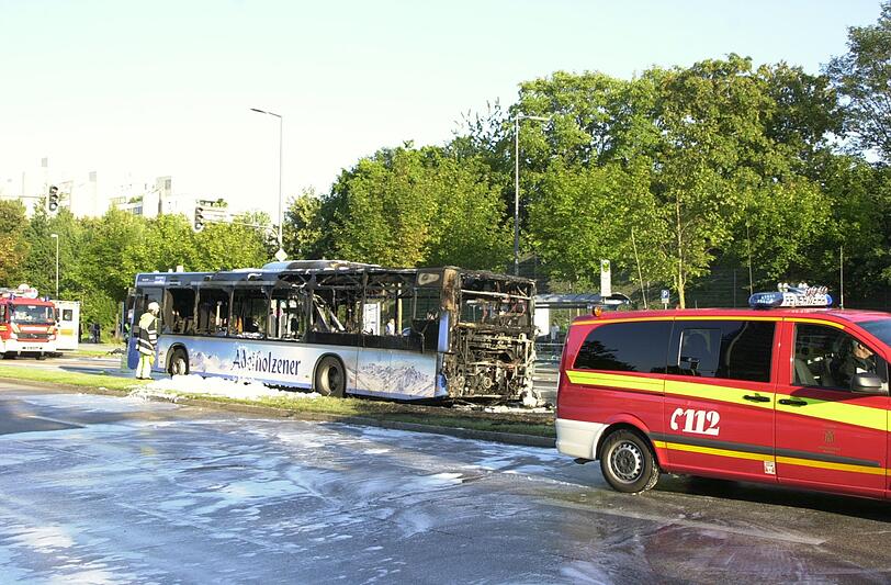 Der Bus fing auf der Fahrt plötzlich Feuer.