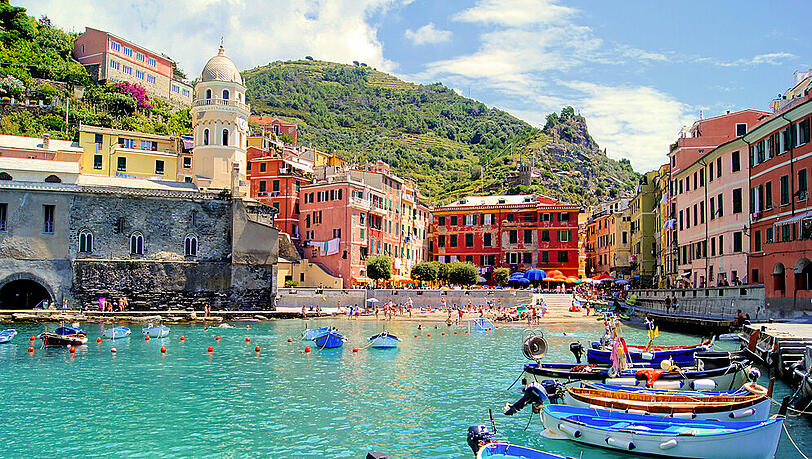 In der Hochsaison müssen nun in Italien alle Diskotheken und Freiluft-Clubs schließen, wie hier im Hafenort Vernazza.