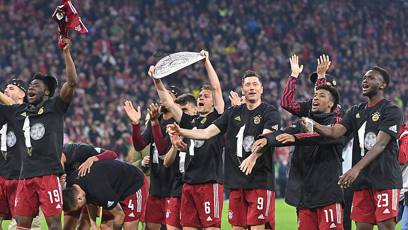 Den Sieg gegen Borussia Dortmund feierten die Münchner noch mit einer Fake-Schale aus dem Fanshop – am Sonntag dürfen sie das Original in Empfang nehmen.