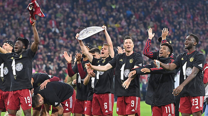 Den Sieg gegen Borussia Dortmund feierten die Münchner noch mit einer Fake-Schale aus dem Fanshop – am Sonntag dürfen sie das Original in Empfang nehmen.