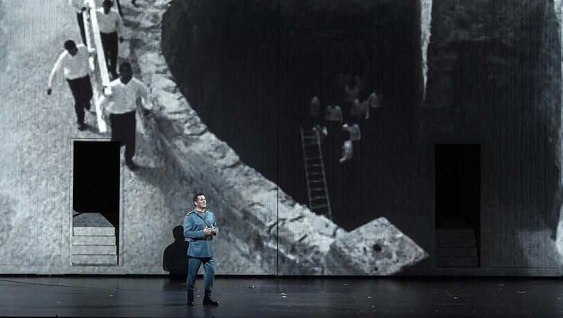 Piotr Beczala vor einer Videoprojektion in Shirin Neshats Inszenierung von Verdis "Aida" in Salzburg.