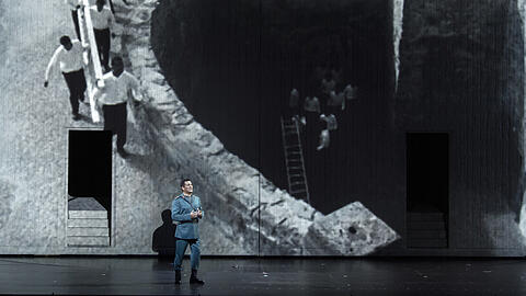 Piotr Beczala vor einer Videoprojektion in Shirin Neshats Inszenierung von Verdis "Aida" in Salzburg.