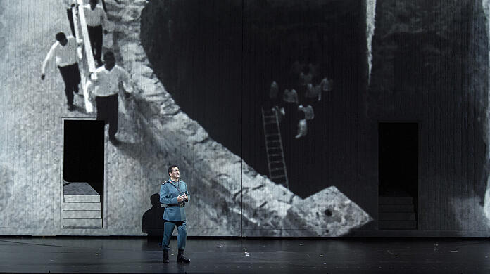 Piotr Beczala vor einer Videoprojektion in Shirin Neshats Inszenierung von Verdis "Aida" in Salzburg.