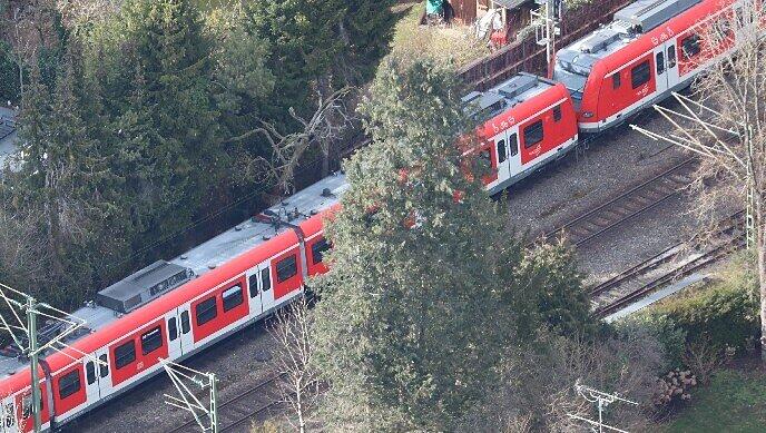 Luftaufnahme: Die S-Bahn war gerade in Richtung Wolfratshausen unterwegs, als der Baum auf sie stürzte. Luftaufnahme: Die S-Bahn war gerade in Richtung Wolfratshausen unterwegs, als der Baum auf sie stürzte.