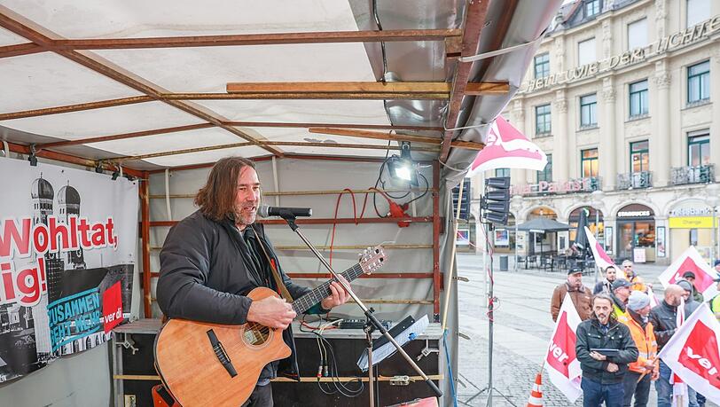 "Ich fühl mich mit Handwerkern und Arbeitern halt sehr verbunden", sagt Liedermacher und SPD-Stadtrat Roland Hefter, der für die streikenden Müllwerker ein Lied geschrieben hat. "Ich fühl mich mit Handwerkern und Arbeitern halt sehr verbunden", sagt Liedermacher und SPD-Stadtrat Roland Hefter, der für die streikenden Müllwerker ein Lied geschrieben hat.