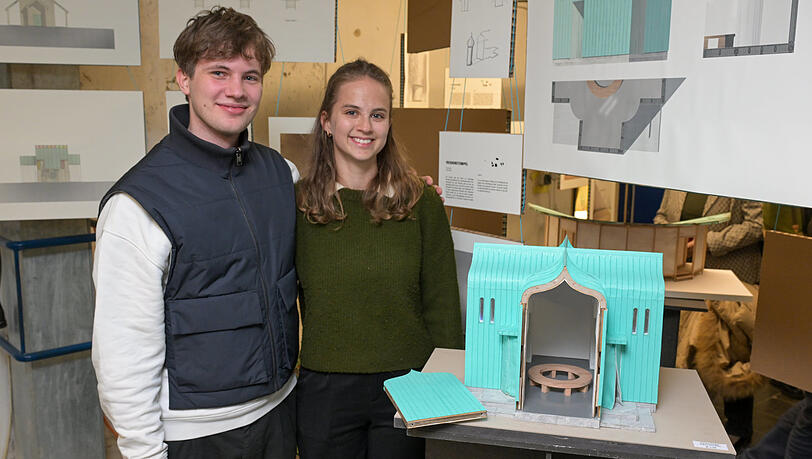 Lucas Trischler (21) und Emma Seidel (22) mit ihrem Entwurf "Friedenstempel". Das Modell ist per Hand aus Holz und Blech gebaut.