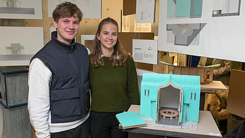 Lucas Trischler (21) und Emma Seidel (22) mit ihrem Entwurf "Friedenstempel". Das Modell ist per Hand aus Holz und Blech gebaut.