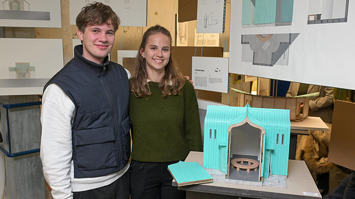 Lucas Trischler (21) und Emma Seidel (22) mit ihrem Entwurf "Friedenstempel". Das Modell ist per Hand aus Holz und Blech gebaut.