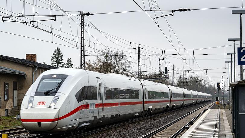 Sämtliche 137 Züge des ICE 4 sind inzwischen ausgeliefert. Der Zug bildet das Rückgrat der Fernverkehrsflotte der Bahn. (Archivbild)