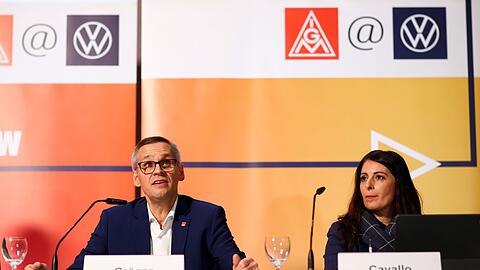 Thorsten Gr&ouml;ger und Daniela Cavallo sehen die Tarifeinigung von Ende 2024 weiter als verbindliche Grundlage f&uuml;r die Zukunft der VW-Standorte. (Archivbild)