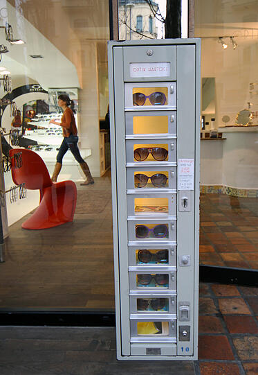 Für UV-Notfälle: Der Brillenautomat in der Leopoldstraße.