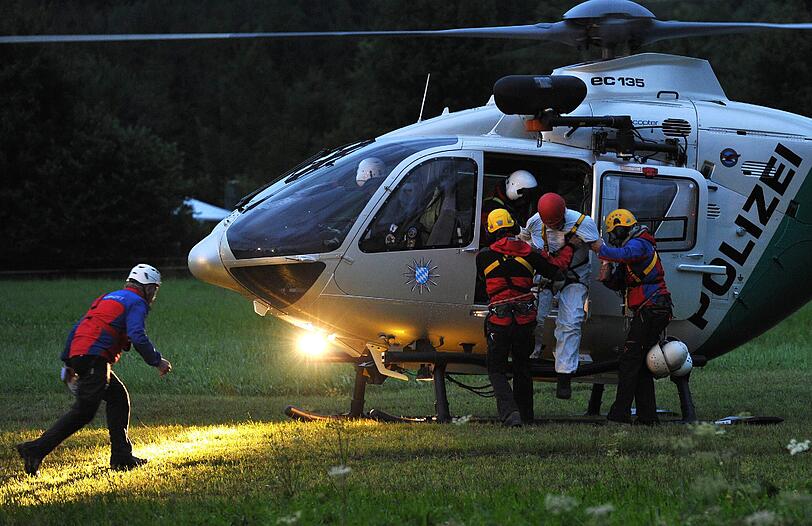 Horror-Nacht für einige Insassen einer Gondel in Schwangau. Nach einem Gleitschirm-Unfall mussten die Fahrgäste teils die Nacht in der Luft verbringen. Rettungskräfte konnten alle Menschen retten.