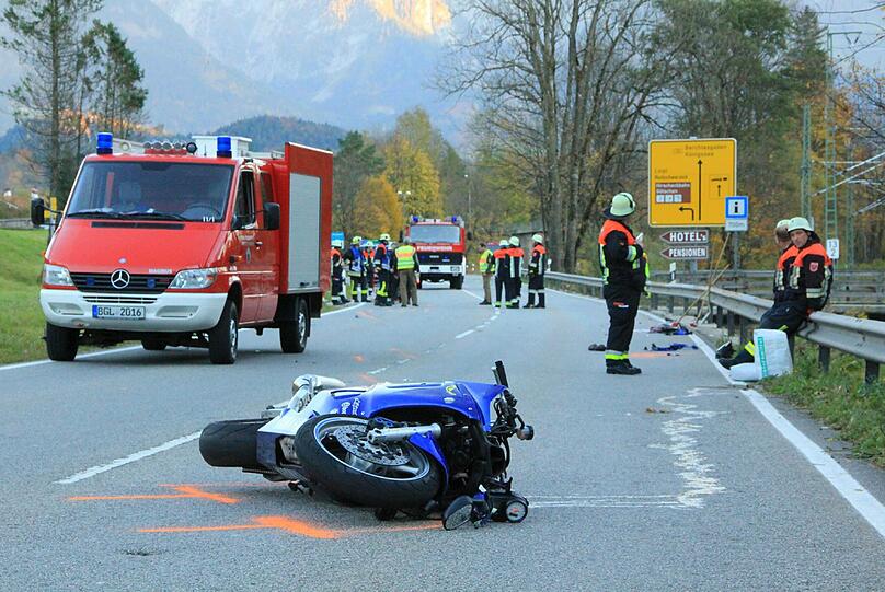 Beim Zusammenprall mit einem Motorrad ist am Samstag im Landkreis Berchtesgadener Land ein Radfahrer tödlich verletzt worden.