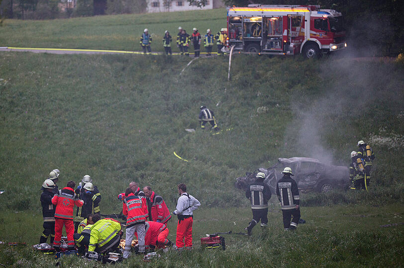 Gegen Baum geprallt: Bei einem Unfall bei Hainz am See ist ein 21-Jähriger schwer verletzt worden. Er hatte den BMW vorher aus einer Garage geklaut.
