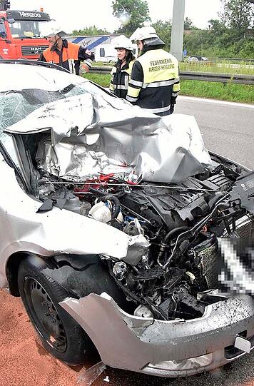 Auf der A99 bei Vaterstetten hat sich ein Auto unter einen Lkw geschoben. Der Pkw-Fahrer wurde verletzt in ein Krankenhaus gebracht.